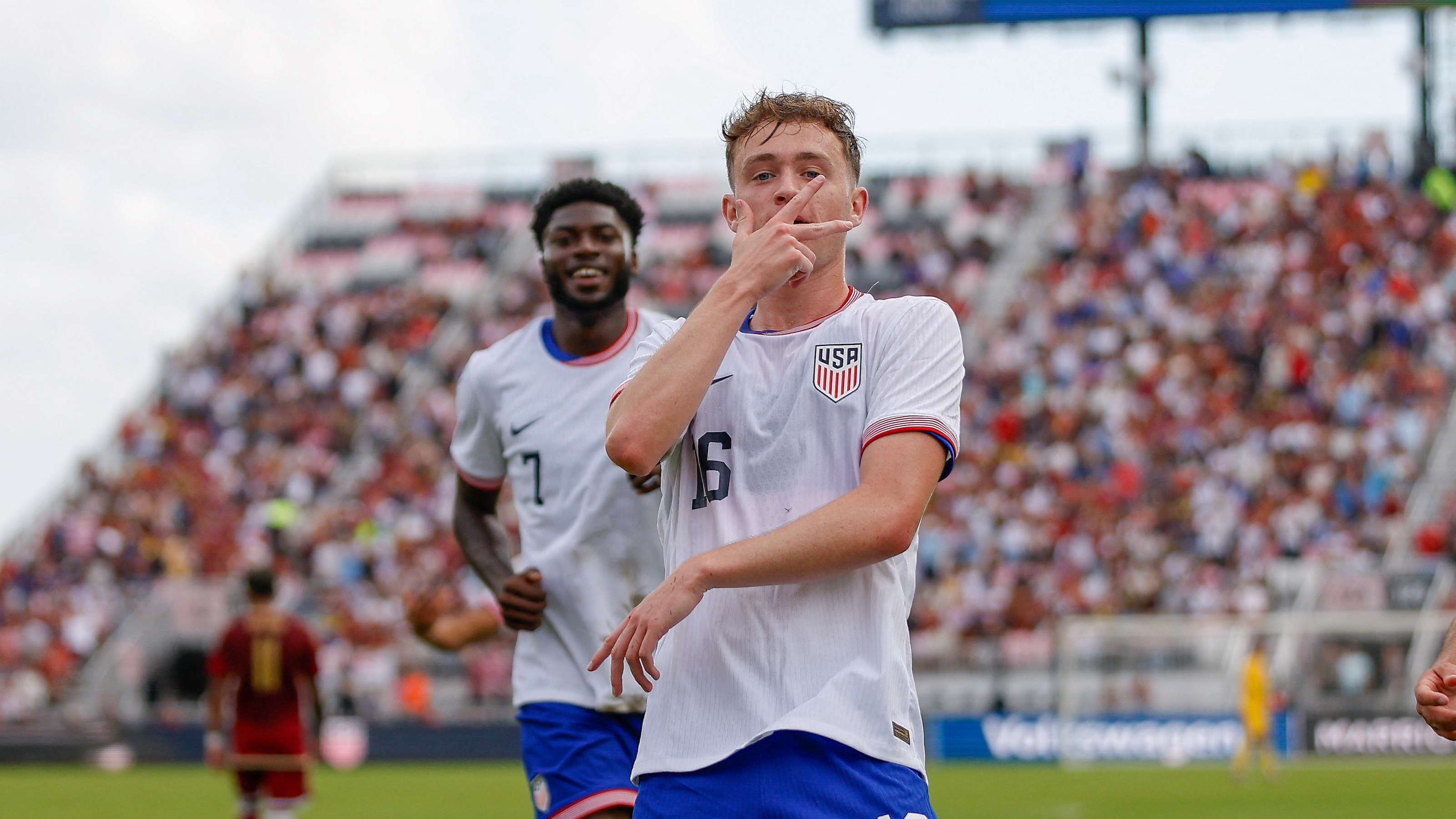 内马尔前女友晒亲密照为其送祝福期待欧冠盛宴